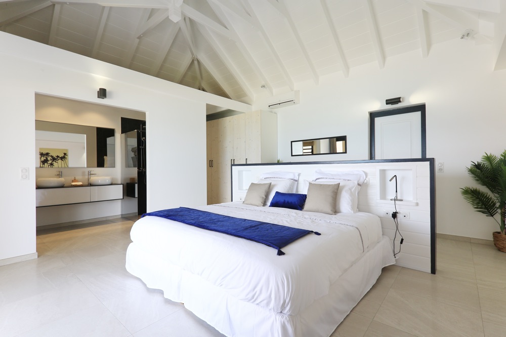 Villa North Waves Master bedroom avec sdb